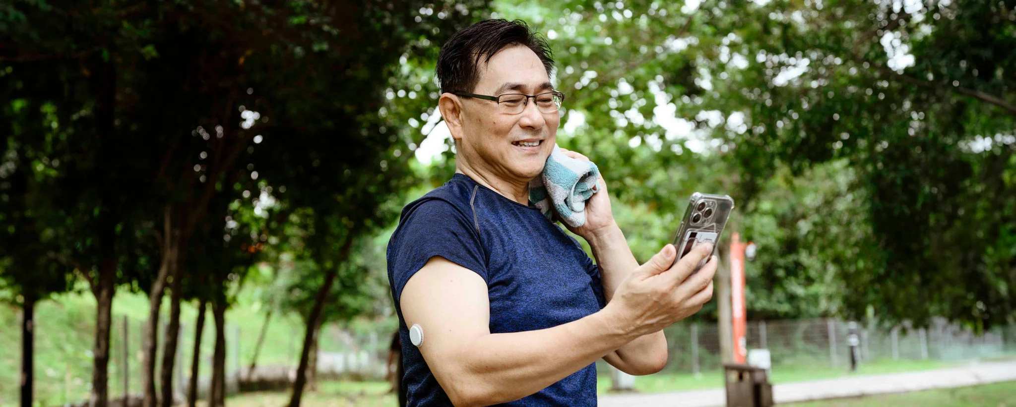 a man checking his glucose level on smartphone