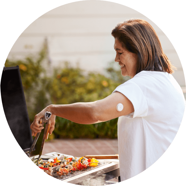 Mujer asando verduras en una parrilla