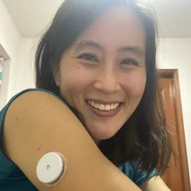 Lady wearing FreeStyle Libre sensor and smiling