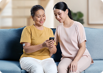 Mother and daughter viewing FreeStye Libre data together