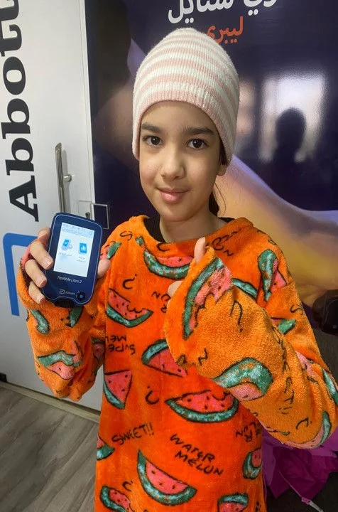 فتاة ترتدي قبعة وتحمل هاتفًا محمولًا