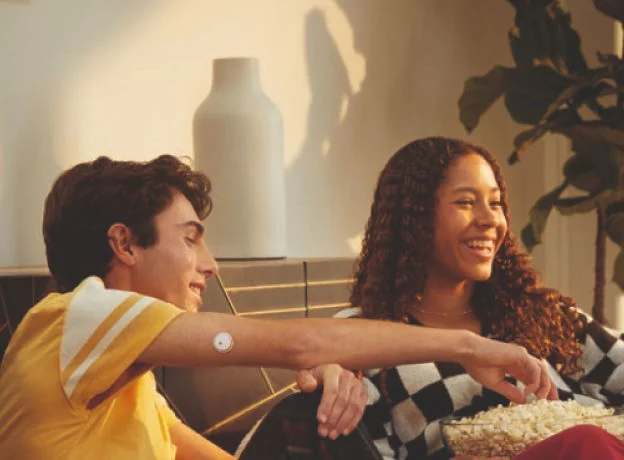 Quatro pessoas reunidas em uma sala de estar