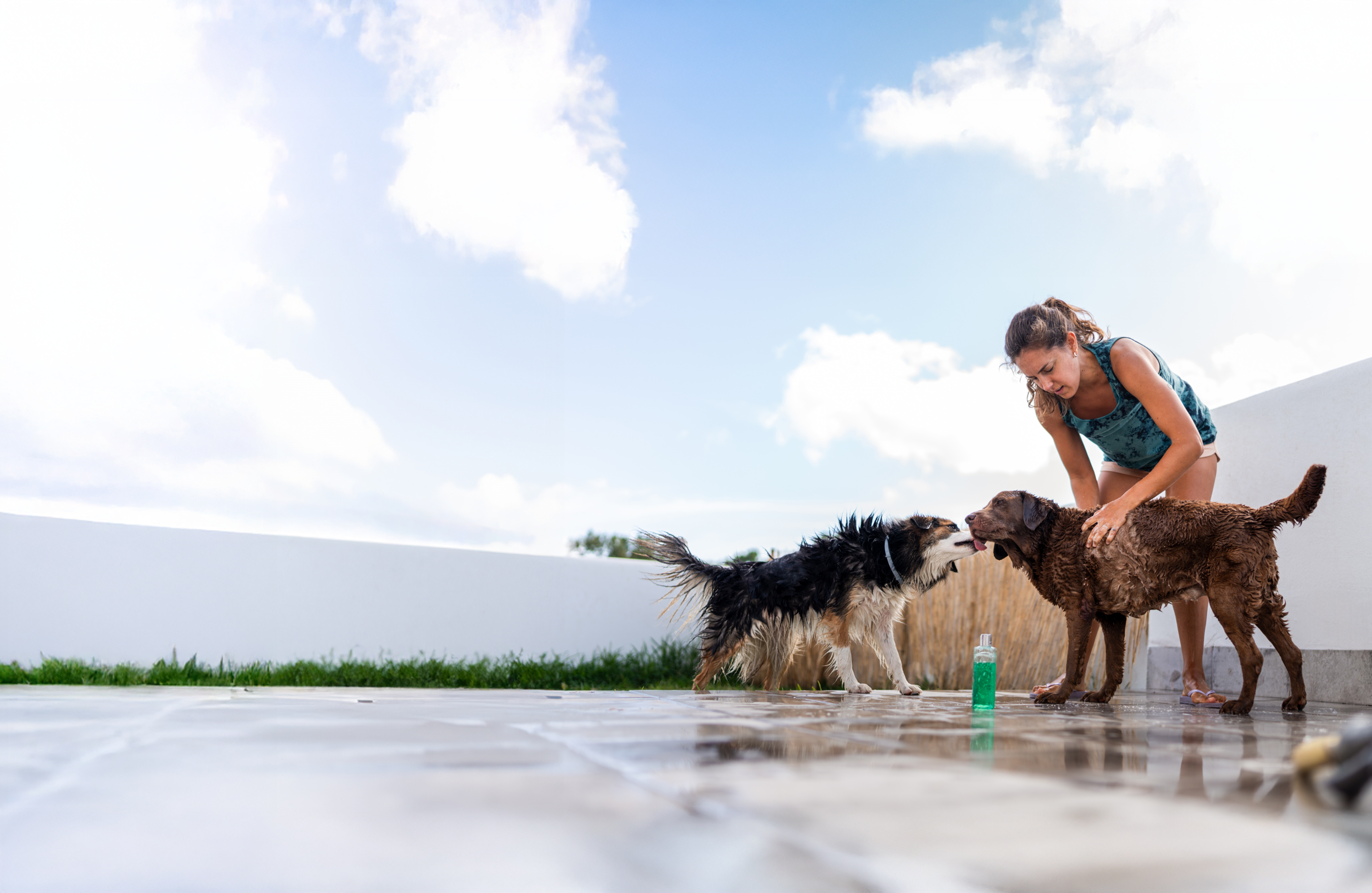Muž so senzorom FreeStyle Libre 2 v športovom oblečení preťahujúcom si nohu na prašnej ceste v parku.