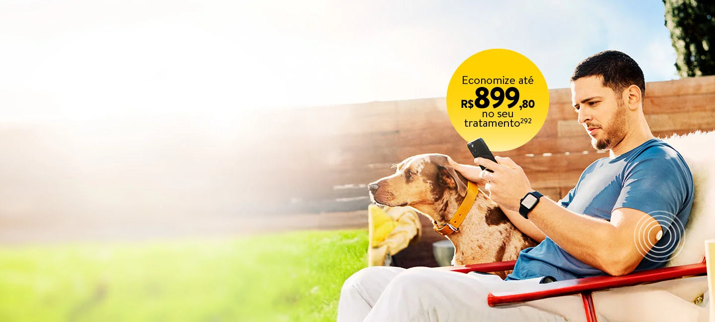 Homem com cachorro usando um sensor FreeStyle Libre