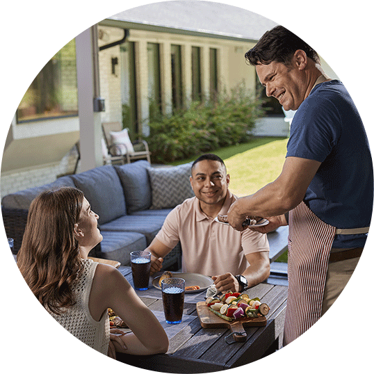 Mão segurando o medidor de glicose Freedom Lite com a tela ligada