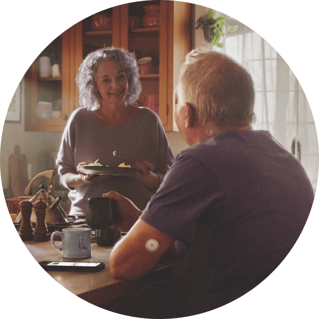 Mujer preparando el desayuno para su pareja, con frutas frescas y alimentos nutritivos sobre la mesa