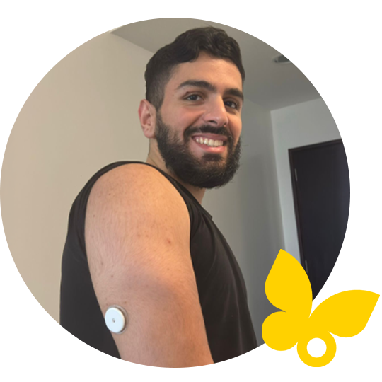 رجل يرتدي مستشعر FreeStyle Libre