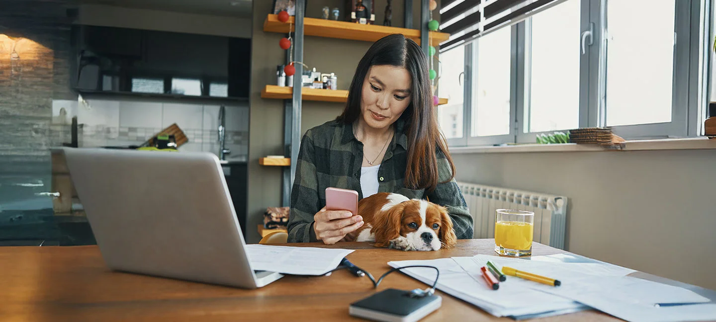 一名年輕女孩右手臂配戴 FreeStyle Libre 2，面帶微笑、手持智慧型手機正在查看 LibreLink 應用程式上的葡萄糖讀數，身邊圍繞其它同學，大家正在歡笑暢談。