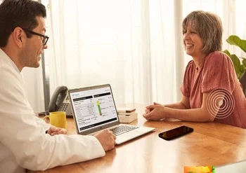 Médico con paciente hablando sobre el sensor FreeStyle Libre