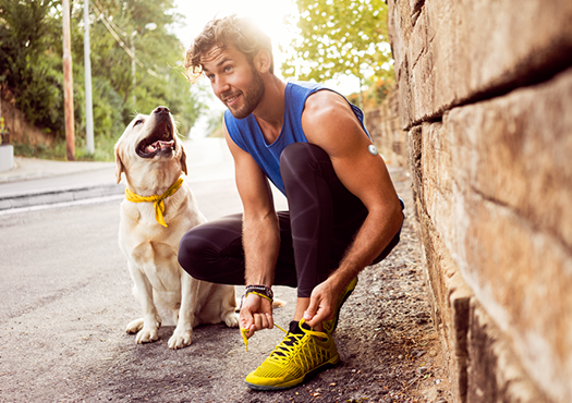  Mand med sensor på gåtur med hund