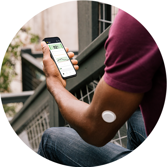 Hombre revisando niveles de glucosa en aplicación de celular