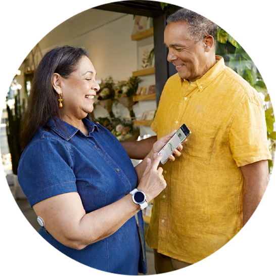 Woman talking to a friend while wearing a FreeStyle Libre 3 Plus sensor