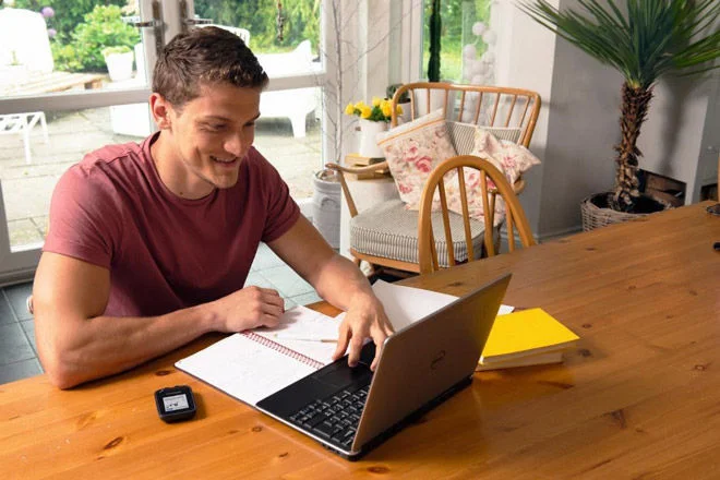 Homem pesquisando o que é hemoglobina glicada