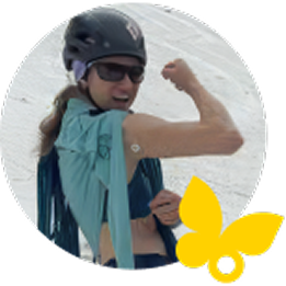 Woman with a helmet wearing a FreeStyle Libre 3 Plus sensor