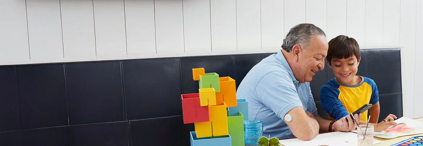 Patient med sensor taler med læge i konsultationsrum