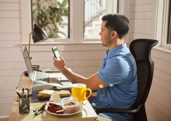 Médico con paciente hablando sobre el sensor FreeStyle Libre