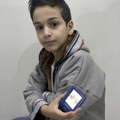 صبي يأخذ قراءة الجلوكوز من ذراعه
