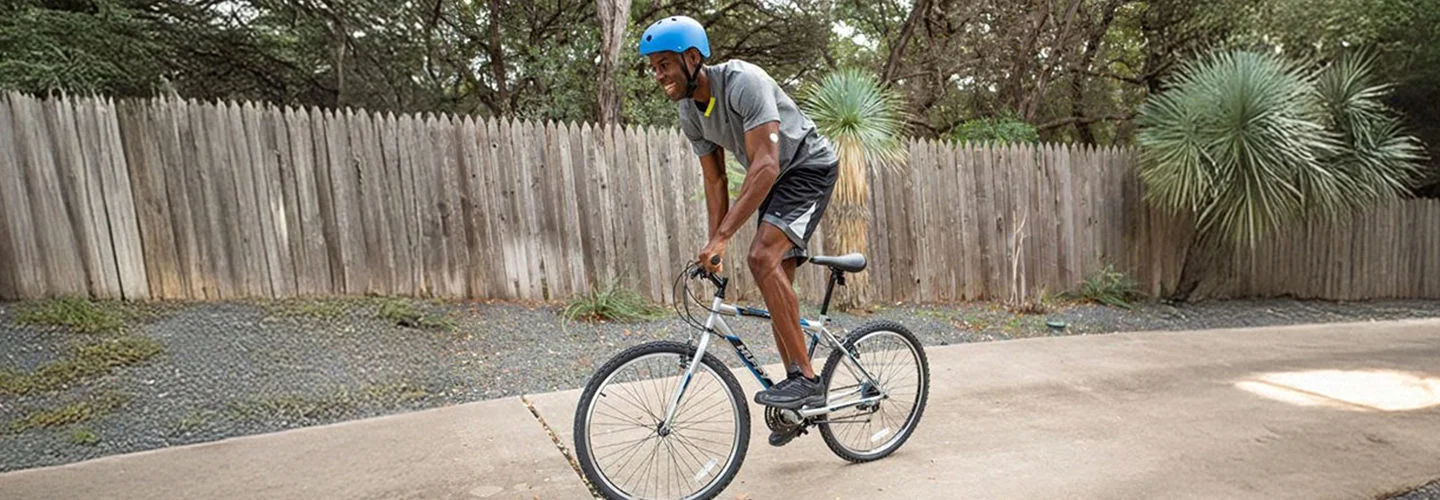 Homem pedalando na bicicleta
