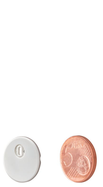 FreeStyle Libre 3 Plus Sensor neben einem 5-Cent-Stück.