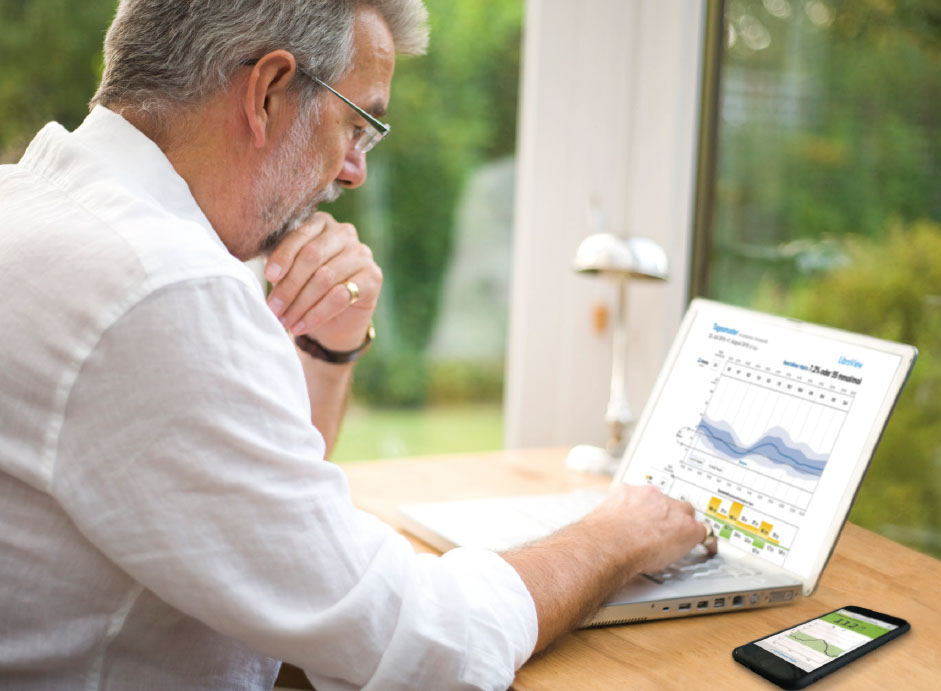 Ein Mann sitzt am Schreibtisch. Auf dem Laptop ist LibreView als geöffnetes Programm.