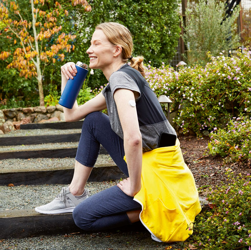Frau mit einem Sensor am Oberarm