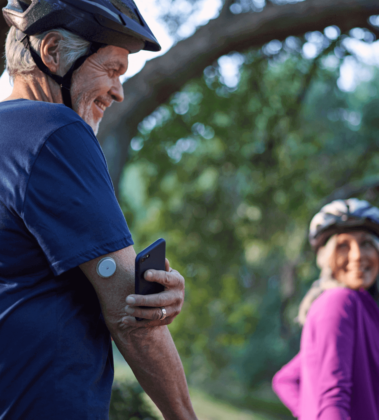 Älterer Herr mit Fahrradhelm und FreeStyle Libre Sensor am Arm