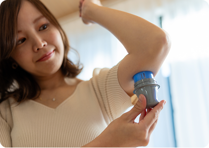 Femme appliquant un capteur FreeStyle Libre