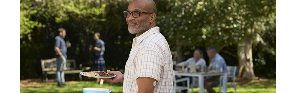 Homme souriant regardant son smartphone