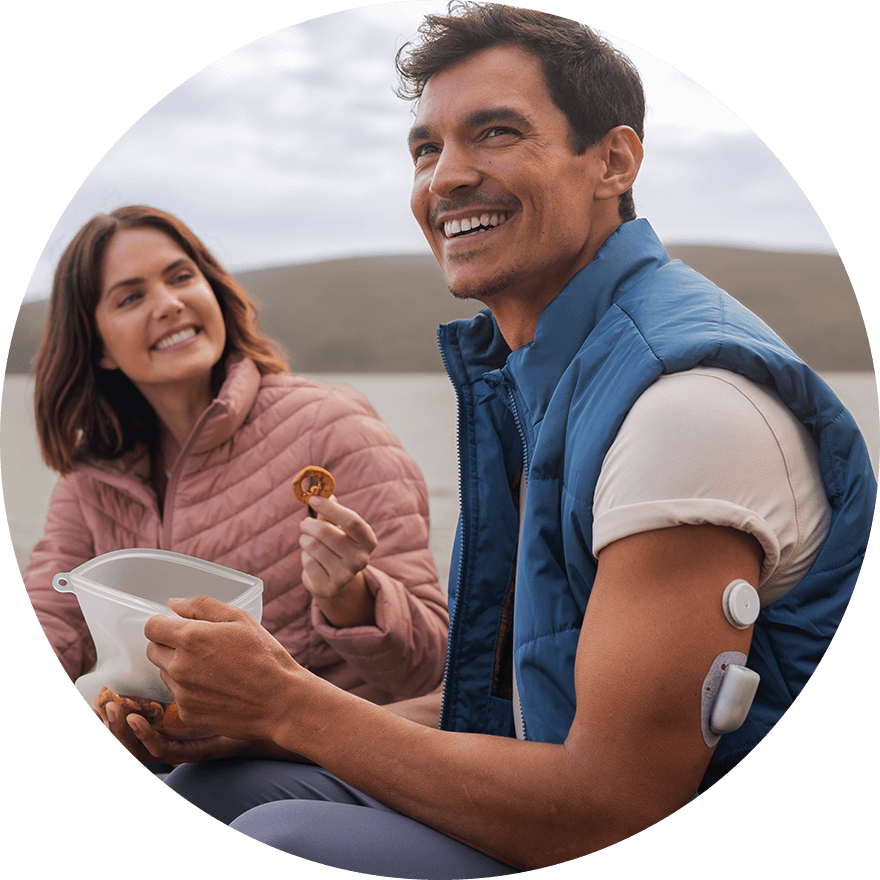 Homme utilisant le système de pompe à insuline Omnipod connecté