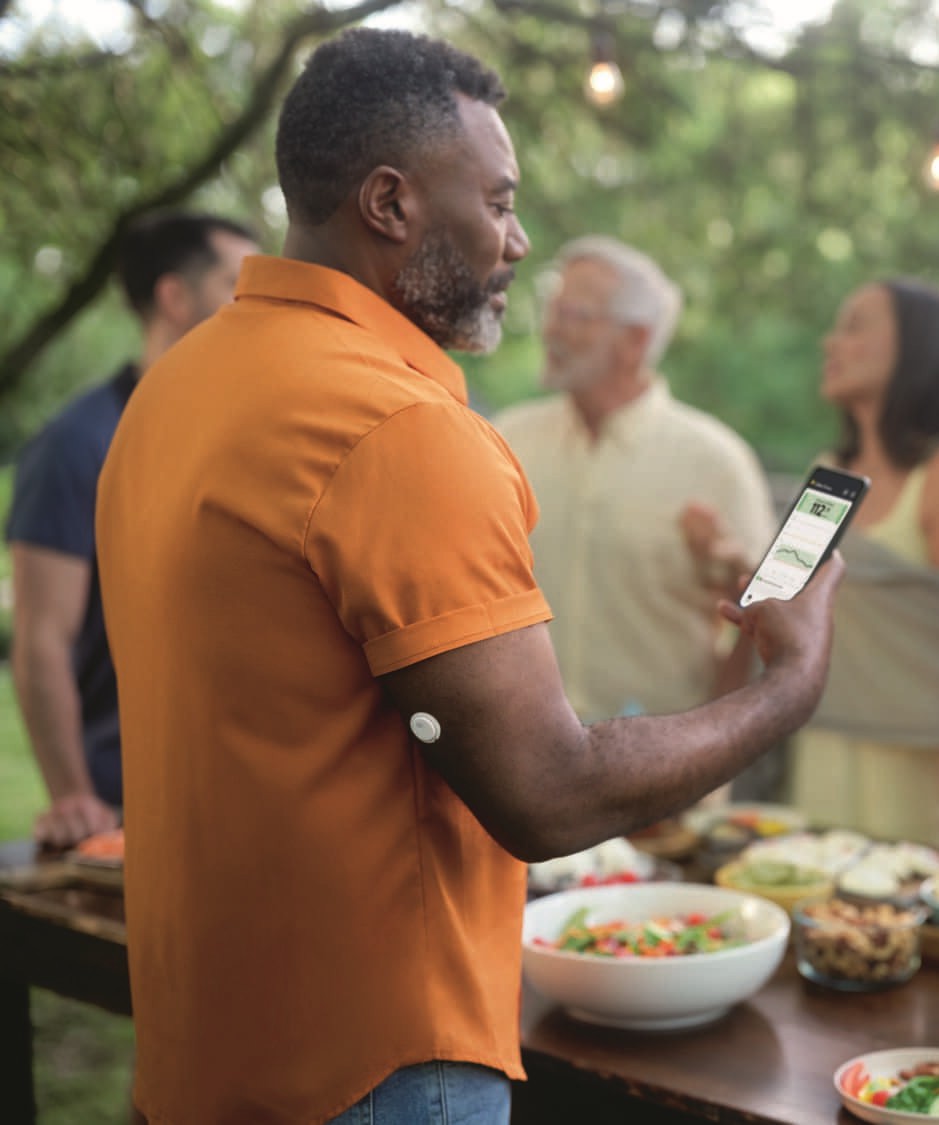 Un homme à un rassemblement qui consulte son téléphone.