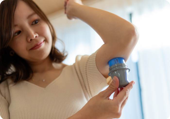 Femme appliquant un capteur Libre sur le haut de son bras