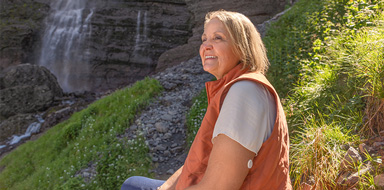 Woman standing outdoors while wearing a FreeStyle Libre 3 Plus sensor