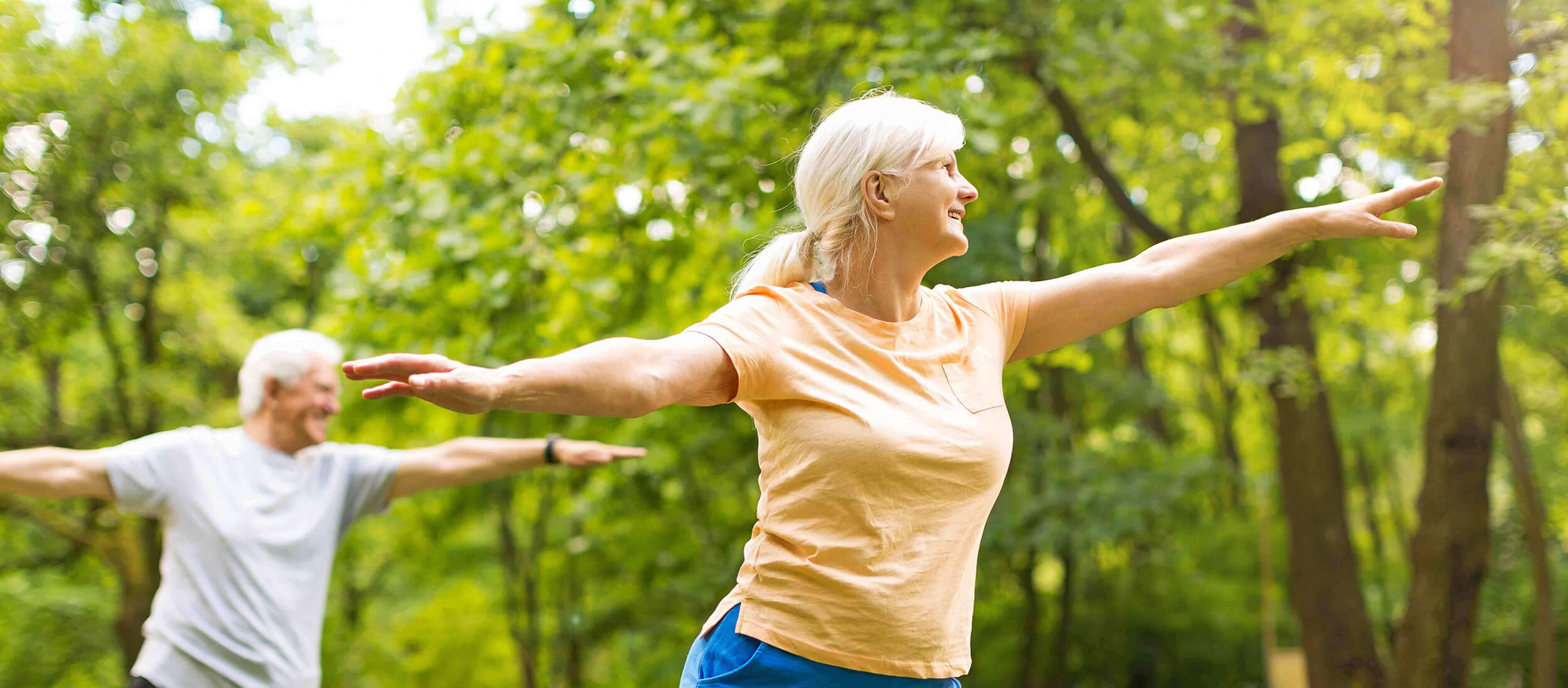 Frau bei leichter Fitnessübung im Alltag – kurze Bewegungseinheiten für mehr Aktivität und Muskelkraft bei Diabetes Typ 2 einfach umsetzen.