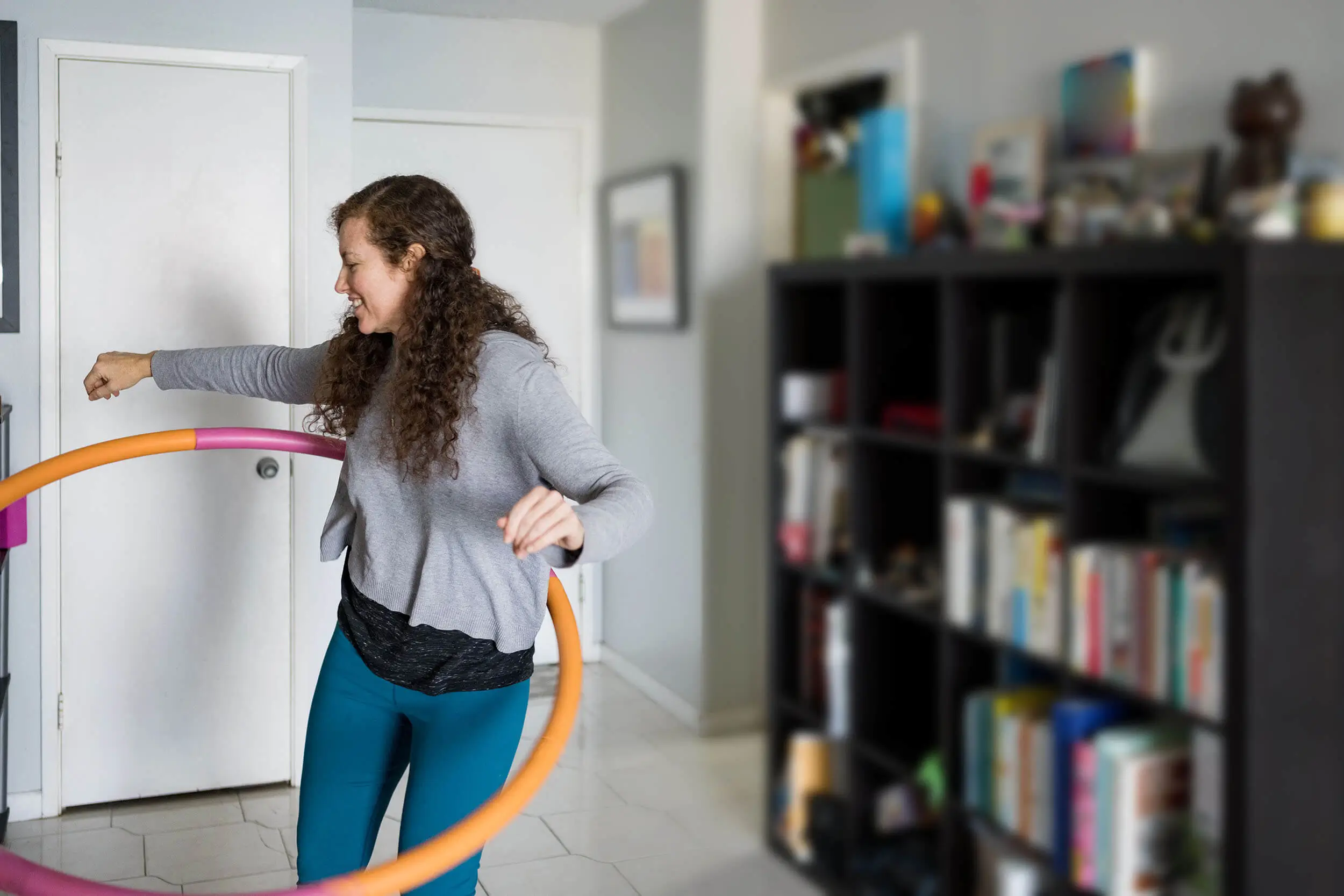 Lachende Frau beim Hula-Hoop-Training – effektives Workout für Bauch, Beine und Po, ideal bei Diabetes Typ 2 zur Förderung der Fitness.