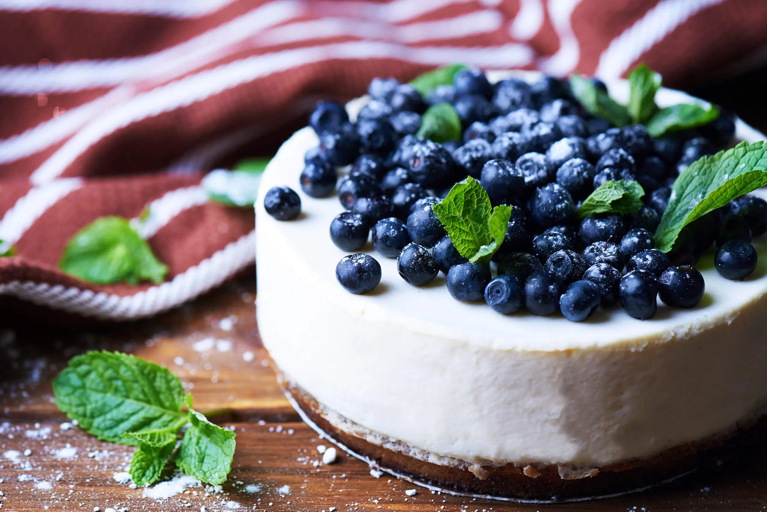 Vegane No-Bake-Torte mit Blaubeeren auf Kaffeetisch – zuckerarm und ideal für die Ernährung bei Diabetes.
