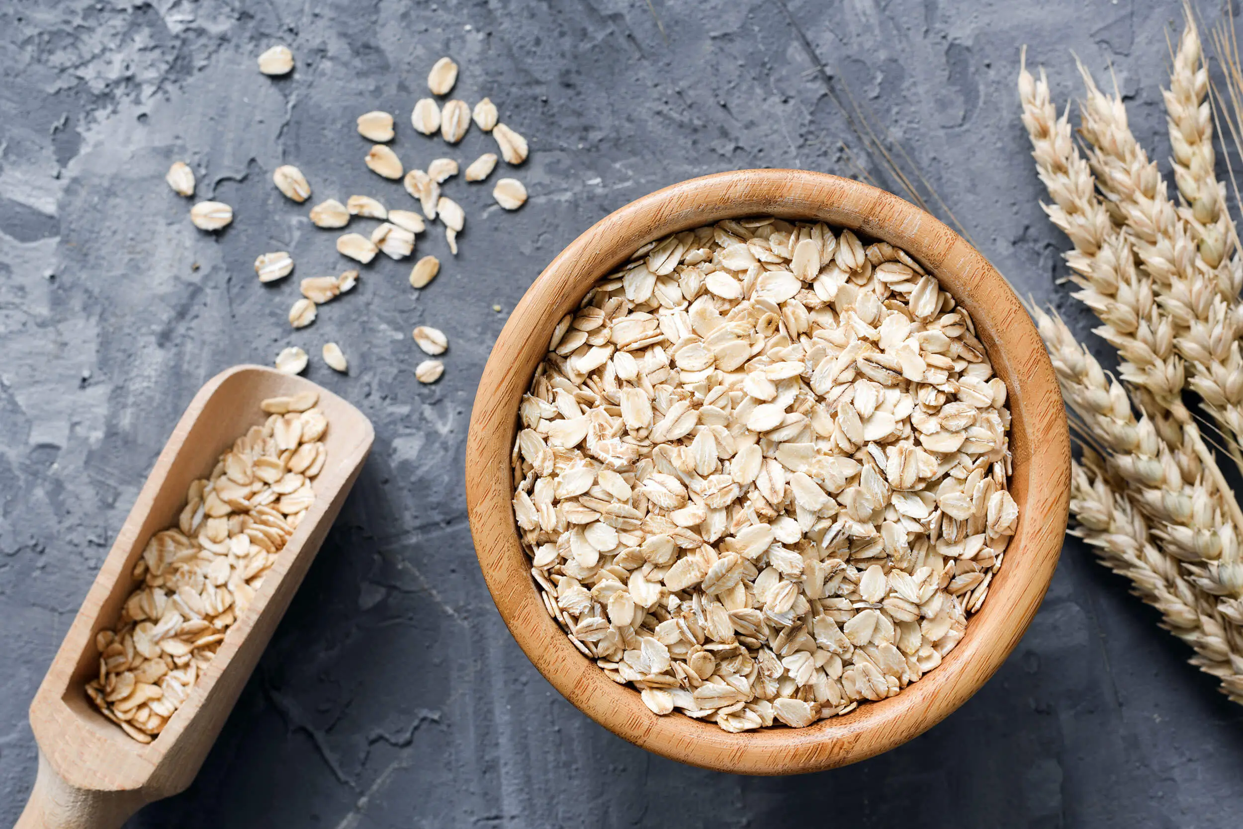 Haferflocken liefern wertvolle Ballaststoffe wie Beta-Glucan und helfen, den Blutzucker bei Diabetes auf natürliche Weise stabil zu halten.