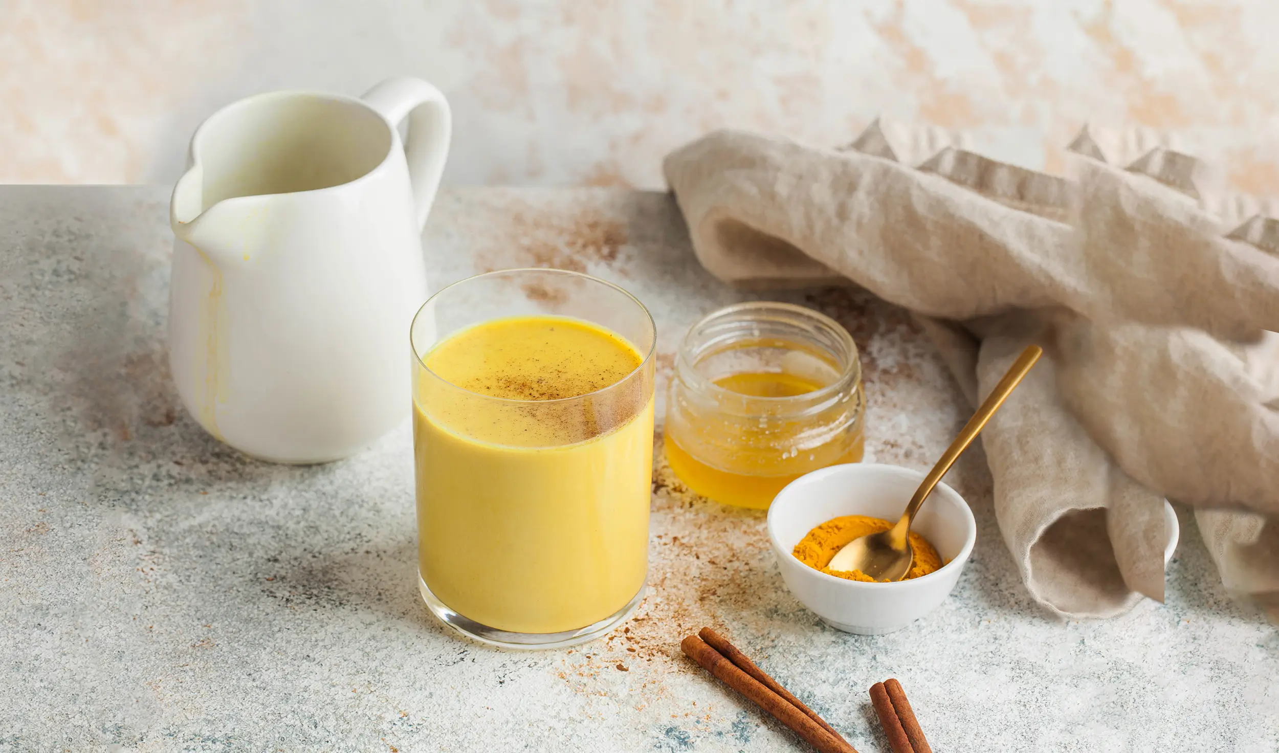 Mondmilch mit Kurkuma und Ingwer als abendlicher Schlummertrunk – beruhigendes Rezept für entspannteren Schlaf bei Diabetes Typ 2 entdecken.