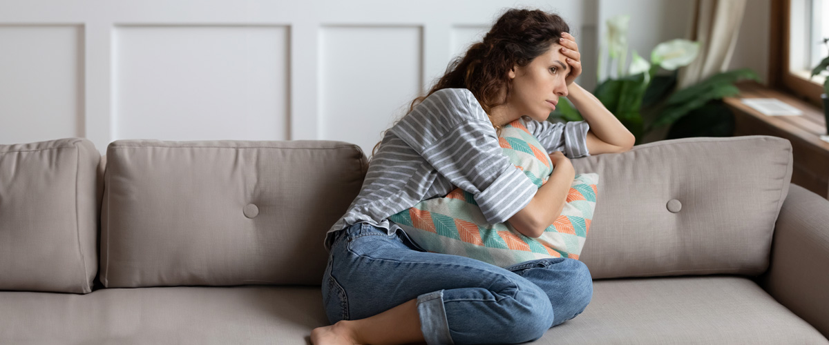 Mujer estresada en el sofá