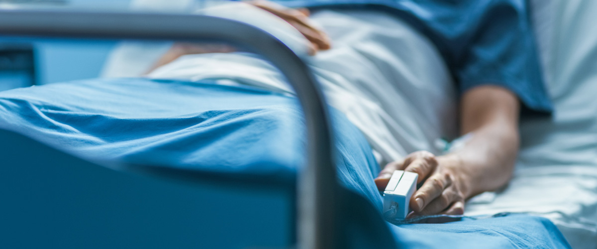 persona en cama de hospital