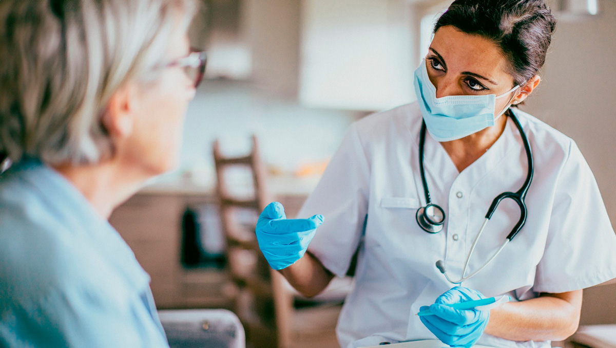 Doctora explicándole a paciente sobre la Glucometría