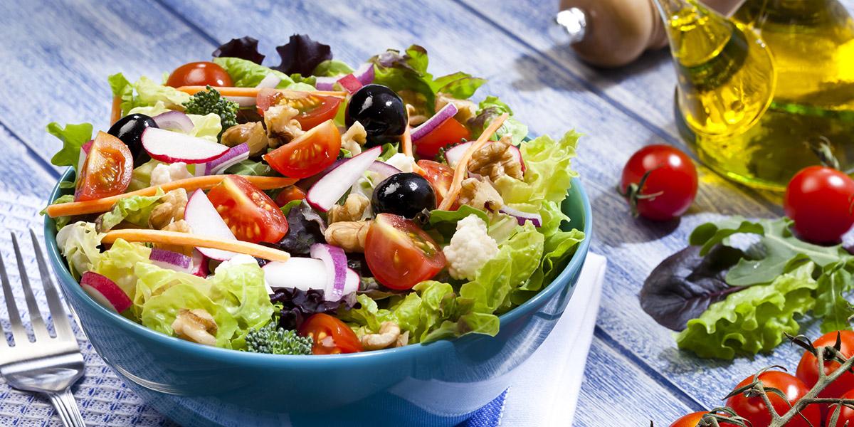 plato de ensalada para ilustrar los pros y contras de los carbohidratos y la diabetes