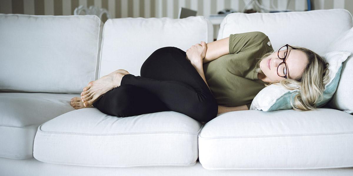 mujer tumbada en un sofá para ilustrar los síntomas de la diabetes autoinmune