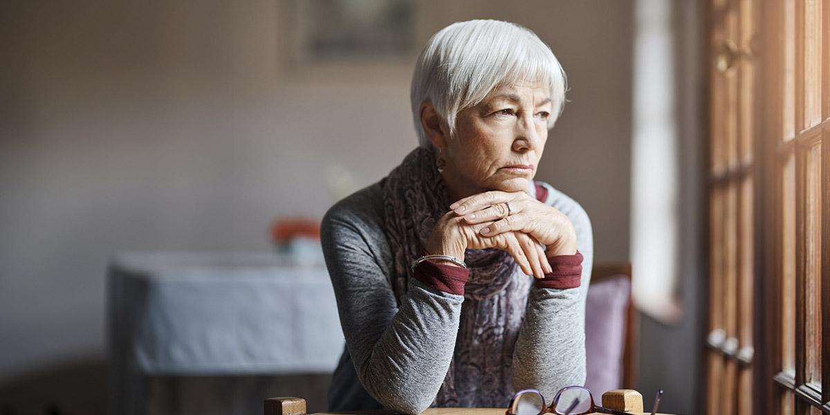 mujer mirando por la ventana para ilustrar los síntomas de la prediabetes