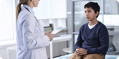 Doctora explicando los cuerpos cetónicos a un niño