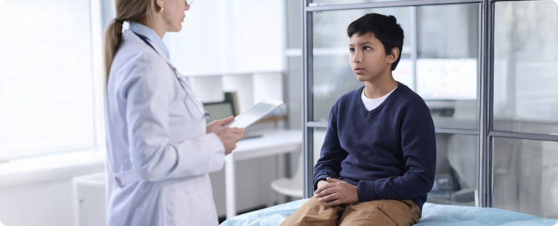 Doctora explicando los cuerpos cetónicos a un niño