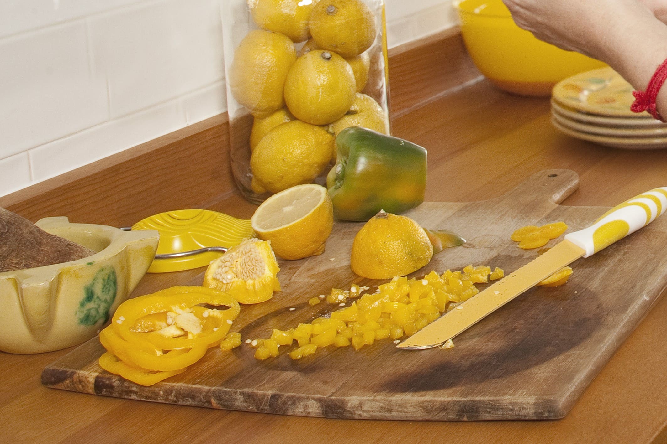 Citrons et poivre sur une planche à découper.