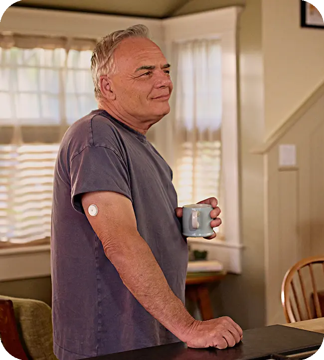 Sensör takmış kahve içen adam