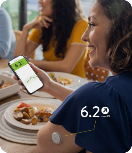 Animated photo of a man scaning his FreeStyle Libre sensor while having dinner.