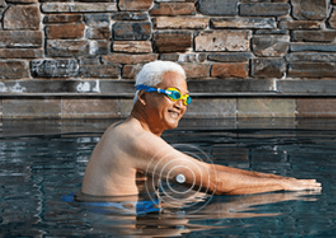 Người đàn ông đi bơi khi đang mang cảm biến đường huyết