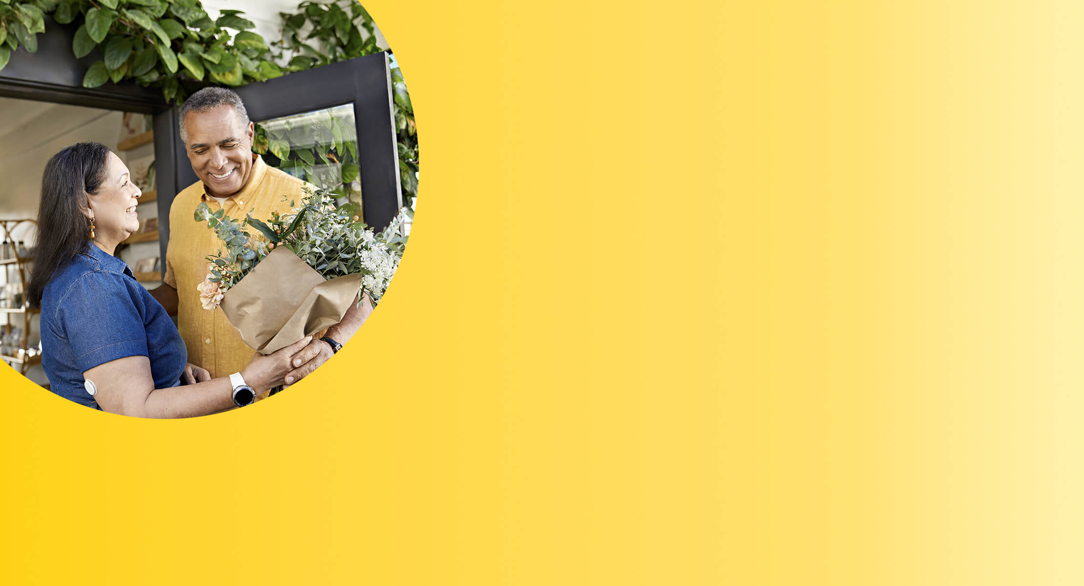 A woman with a Libre 2 sensor with a man holding a bouqet of flowers